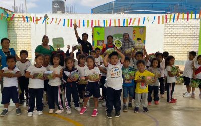 We delivered grapes to the children of Juan VelaSco Alvarado school